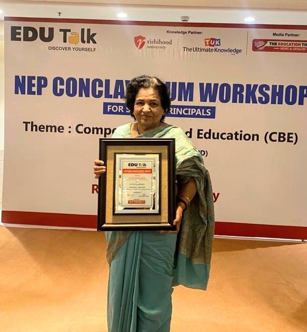 lifetime-achievement-award-by-edutalk-2021-ukaAps